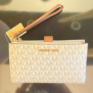 New Michael Kors Adele Logo Smartphone Wallet Vanilla